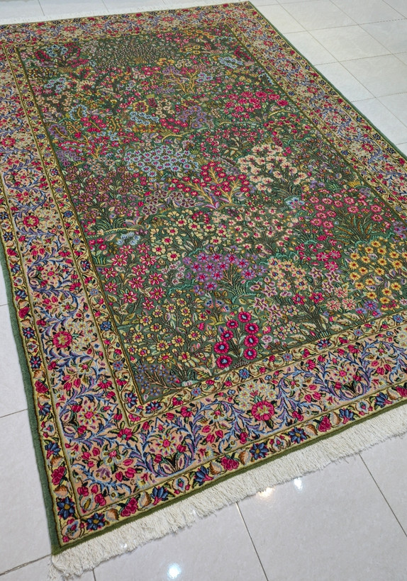 فرش دستباف نه متری هزار گل زمینه سبز پسته ای بافت کرمان