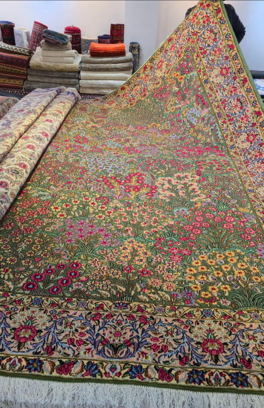 فرش دستباف نه متری هزار گل زمینه سبز پسته ای بافت کرمان