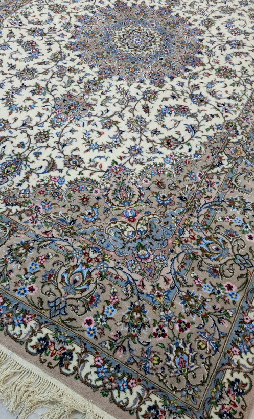 فرش دستباف جفت نه متری نقشه لچک و ترنج گل ابریشم زمینه کرم حاشیه خاکی بافت یزد