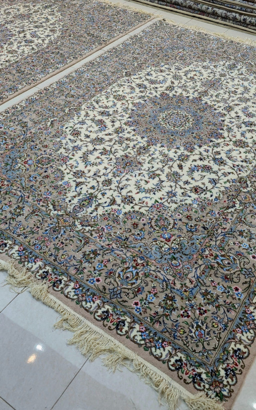 فرش دستباف جفت نه متری نقشه لچک و ترنج گل ابریشم زمینه کرم حاشیه خاکی بافت یزد