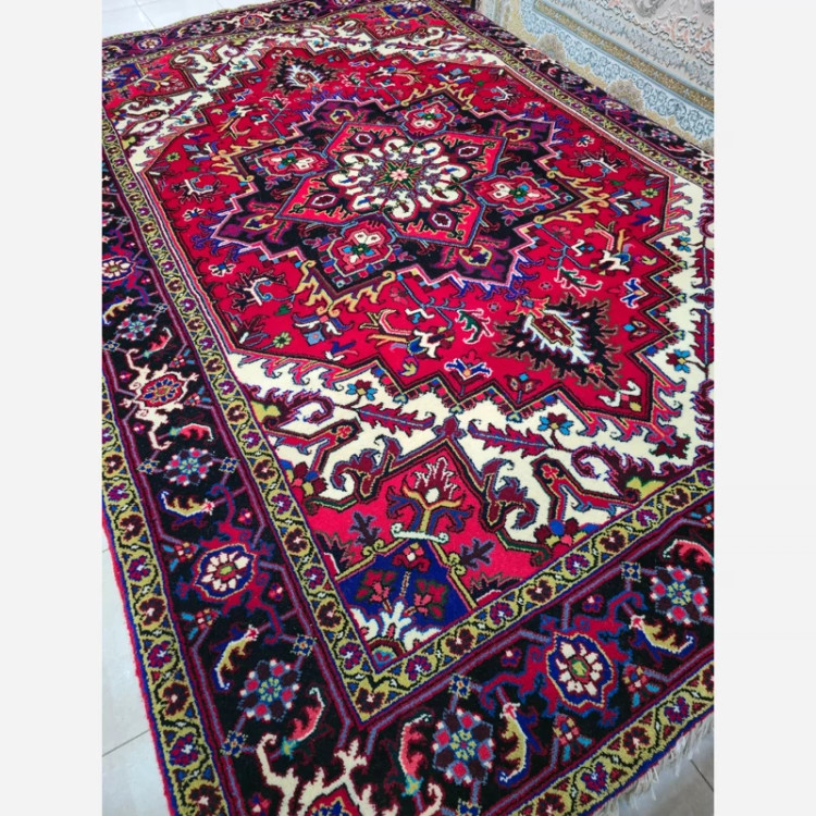 فرش دستباف جفت شش متری نقشه هریس تبریز رنگ زمینه لاکی