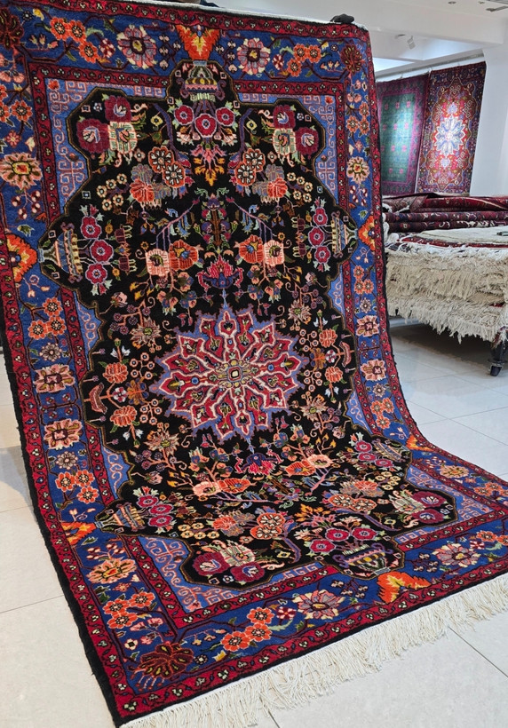 فرش دستباف قالیچه چهار متری نقشه کله گلی عشوند بافت نهاوند زمینه مشکی