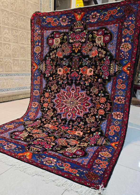 فرش دستباف قالیچه چهار متری نقشه کله گلی عشوند بافت نهاوند زمینه مشکی