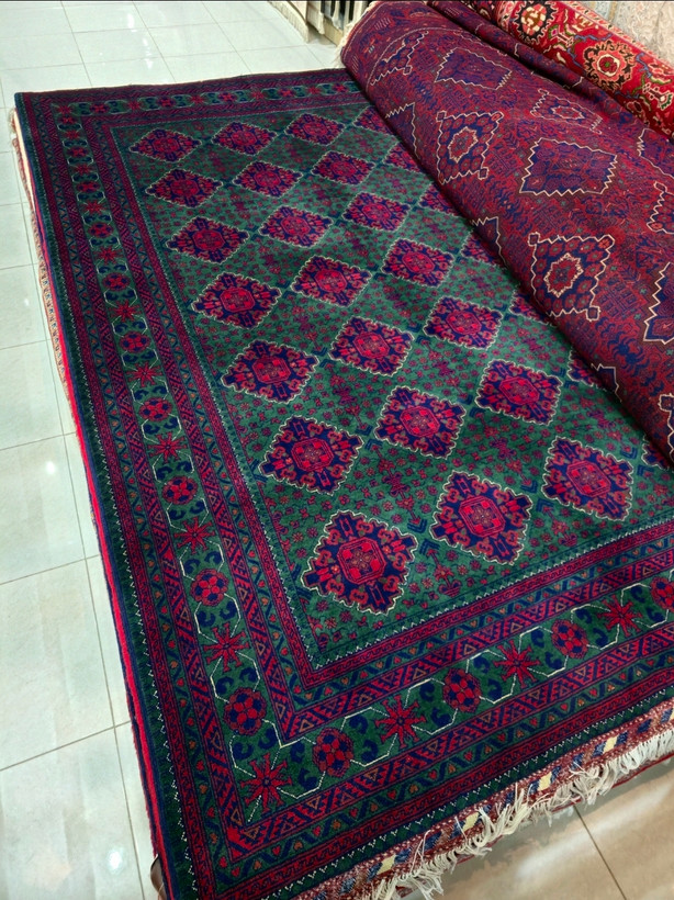 فرش دستباف شش متری بلوچی نقشه ترکمن زمینه سبز زمردی