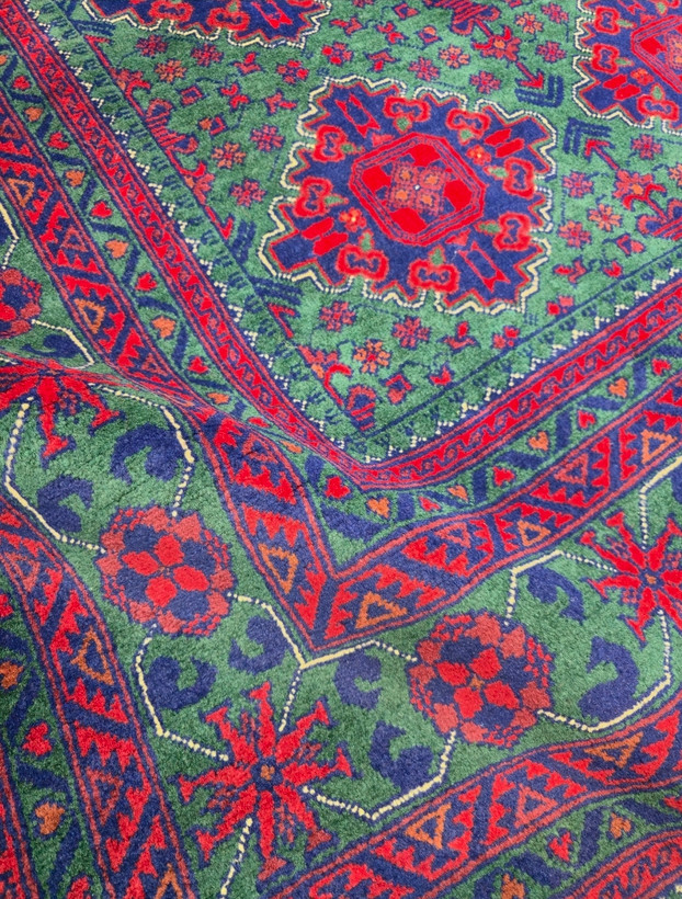 فرش دستباف شش متری بلوچی نقشه ترکمن زمینه سبز زمردی