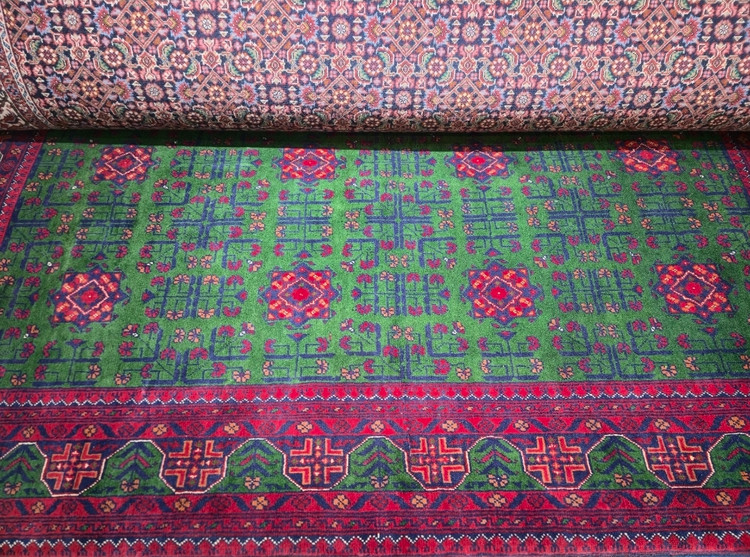 قالیچه دستباف سه متری بلوچی نقشه بخارایی زمینه سبز زمردی اعلا تمام کرک