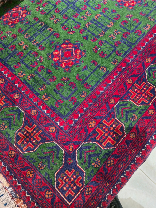قالیچه دستباف سه متری بلوچی نقشه بخارایی زمینه سبز زمردی اعلا تمام کرک