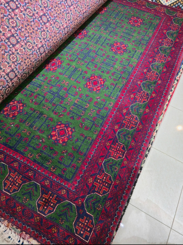 قالیچه دستباف سه متری بلوچی نقشه بخارایی زمینه سبز زمردی اعلا تمام کرک