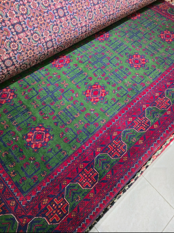قالیچه دستباف سه متری بلوچی نقشه بخارایی زمینه سبز زمردی اعلا تمام کرک