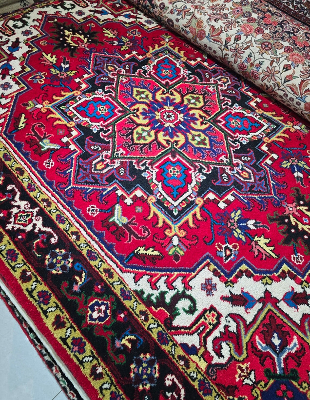 فرش دستباف قالیچه بزرگ هریس زمینه لاکی نو آکبند