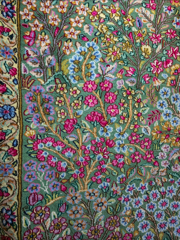 فرش دستباف نه متری هزار گل زمینه سبز پسته ای بافت کرمان