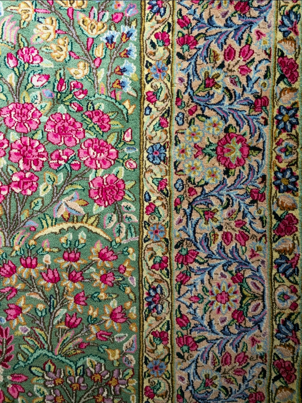 فرش دستباف نه متری هزار گل زمینه سبز پسته ای بافت کرمان