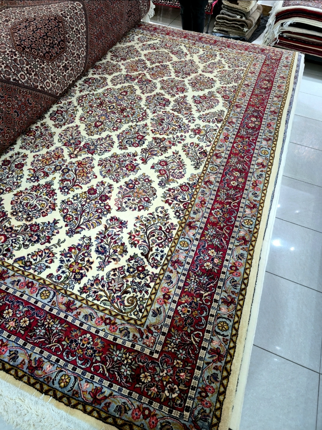 فرش دستباف نه متری نقشه دسته گل آمریکایی ساروق