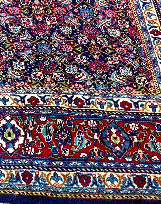 فرش دستباف نه متری نقشه ماهی سراسر بافت اراک سرمه ای